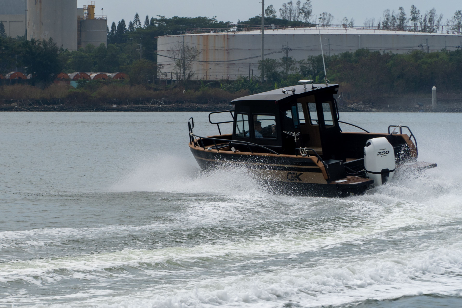 SMALL_大方鋁船與Honda Marine BF250船外機搭配之航行姿態
